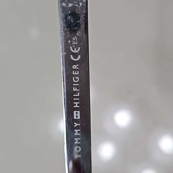 Tommy Hilfiger yellow and brown plastic frame glasses with case. - Picture 4 of 4